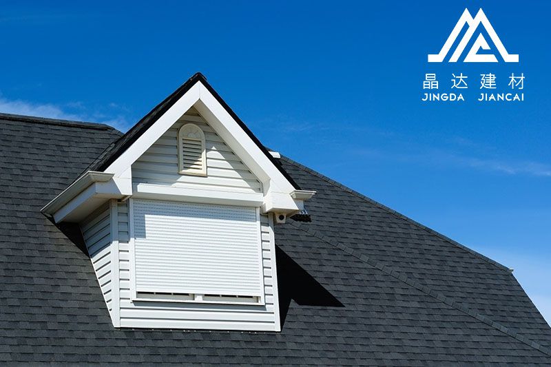 【彩色油氈瓦】挑選晶達(dá)裝飾建材優(yōu)點(diǎn)在哪兒？【彩色油氈瓦平屋面】的優(yōu)勢(shì)反映在哪一方面？