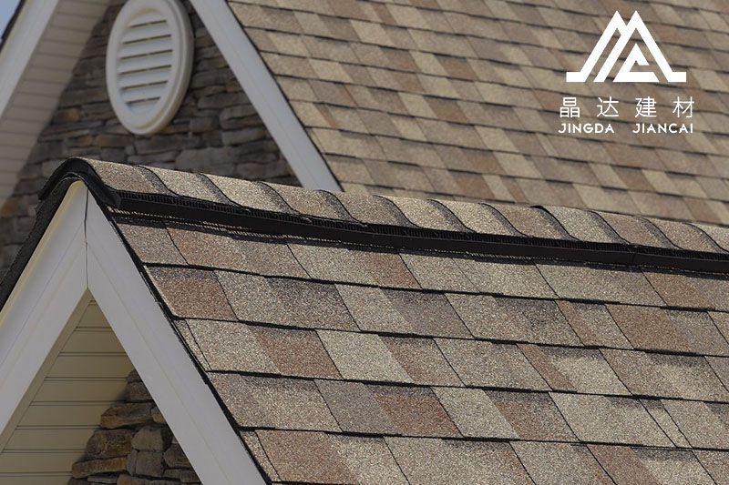 【彩色油氈瓦】挑選晶達(dá)裝飾建材優(yōu)點(diǎn)在哪兒？【彩色油氈瓦平屋面】的優(yōu)勢(shì)反映在哪一方面？