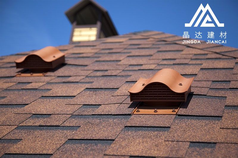 【彩色油氈瓦】挑選晶達(dá)裝飾建材優(yōu)點(diǎn)在哪兒？【彩色油氈瓦平屋面】的優(yōu)勢(shì)反映在哪一方面？