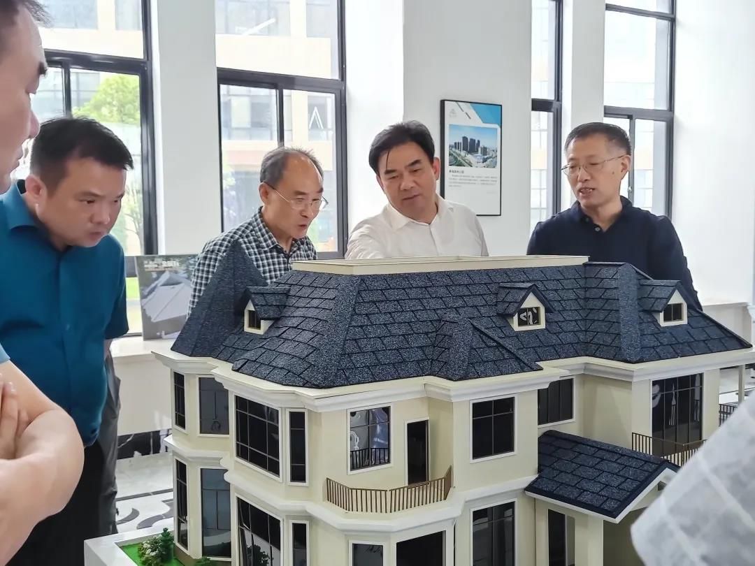 高建明董事長向各位專家介紹產品.jpg 高建明董事長向各位專家介紹產品.jpg